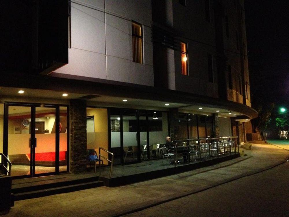 宿务麦丹快捷酒店-仅限隔离 麦克坦 外观 照片